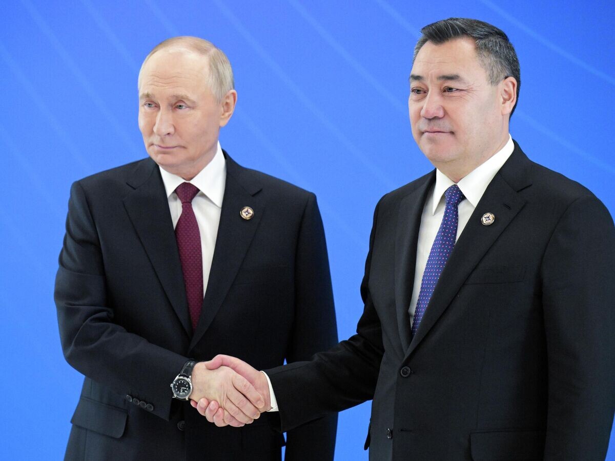    Президент РФ Владимир Путин и президент Киргизии Садыр Жапаров (слева) на церемонии приветствия глав государств-членов ОДКБ в Бишкеке© РИА Новости / Алексей Никольский