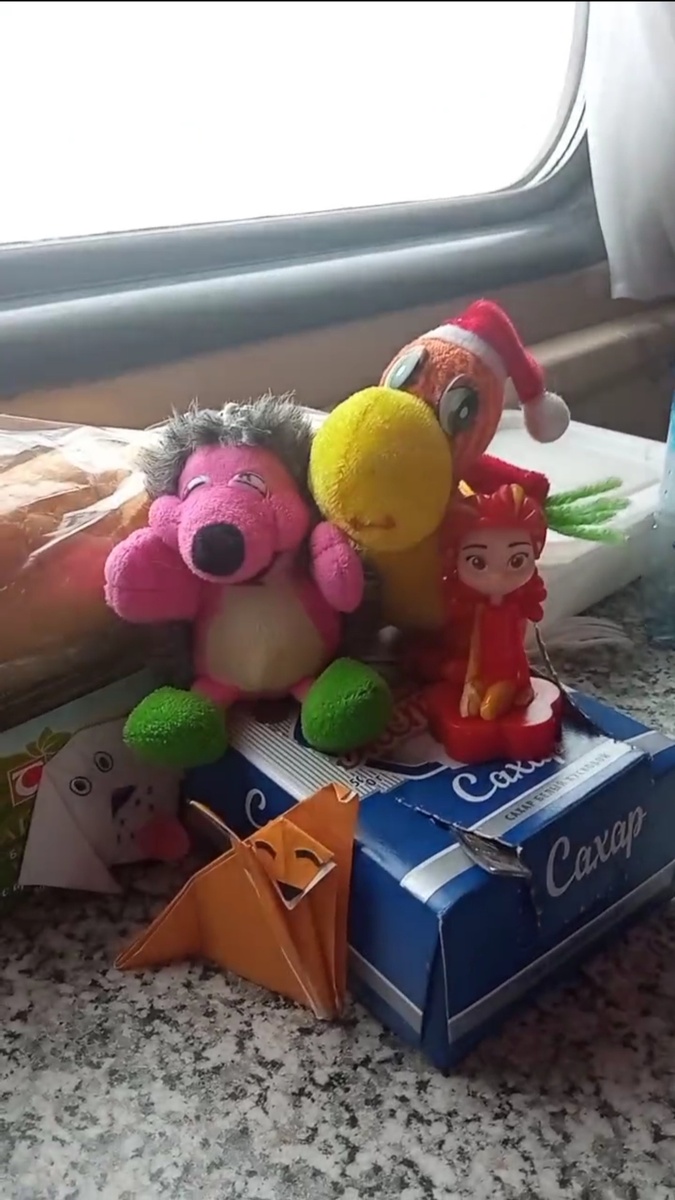 Игрушки поехали со мной в Уфу. А вот этот дракончик в красном новогоднем колпаке сопровождает меня во всех поездках. Фото автора.