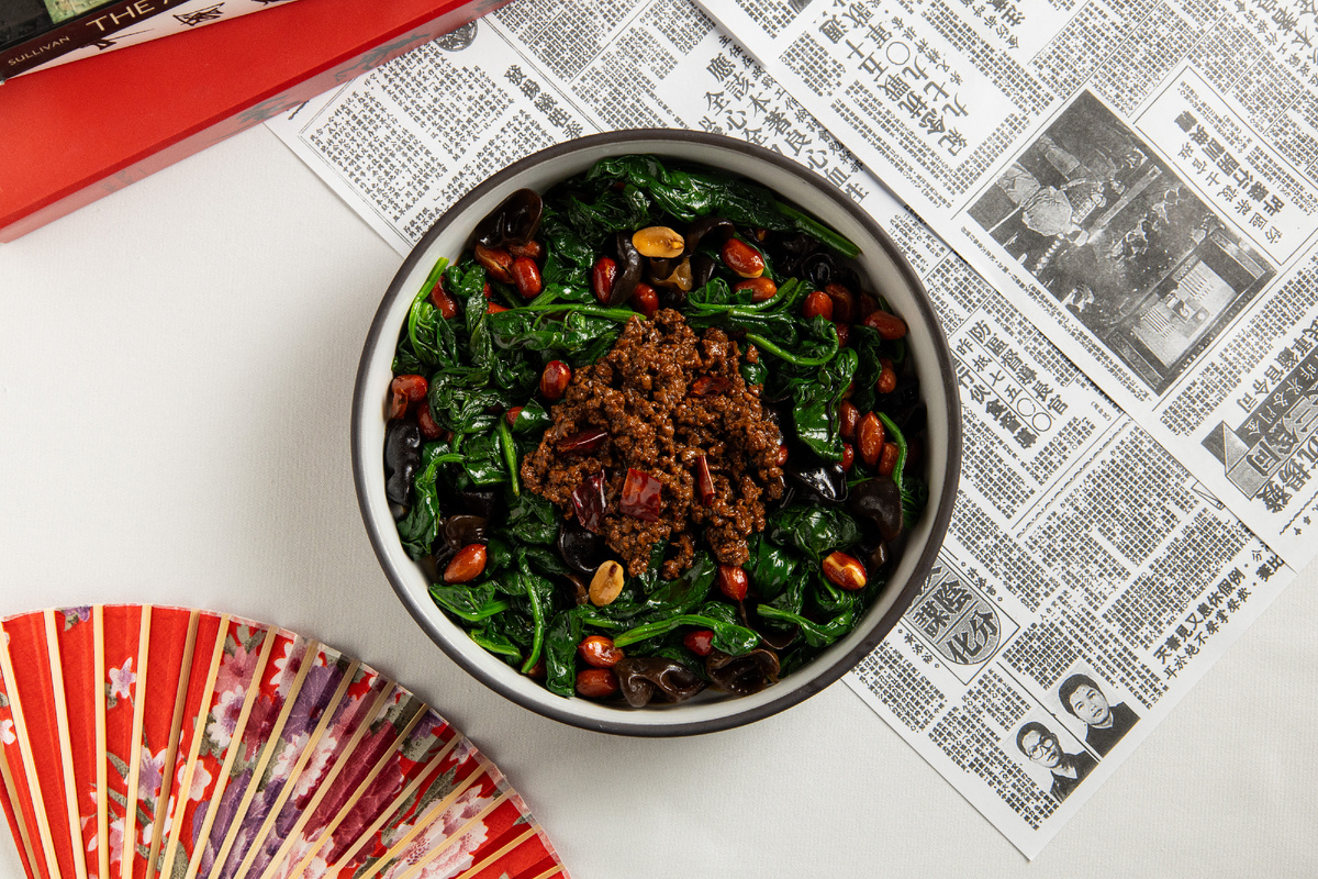 Шпинат по-пекински с говяжьим фаршем и арахисом 