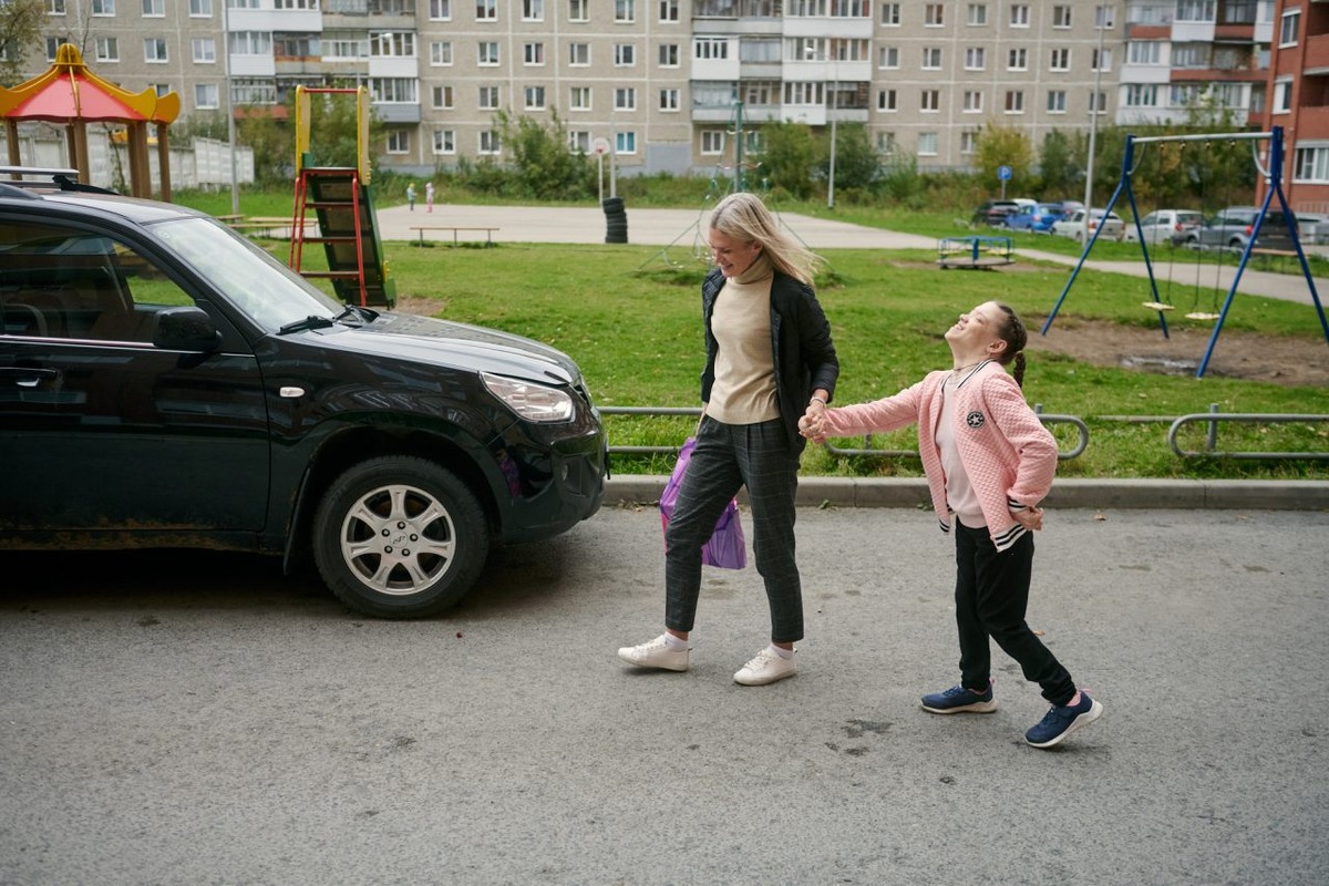 Настя с Наташей Цветовой, координатором Службы будущего, едут смотреть Настину квартиру
Фото: Евгений Демшин для ТД