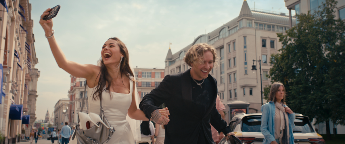 Счастливые жених Антон (Егор Крид) и невеста Марина (Анфиса Чёрных) по дороге в ЗАГС снимают на видео своё свадебное приключение.