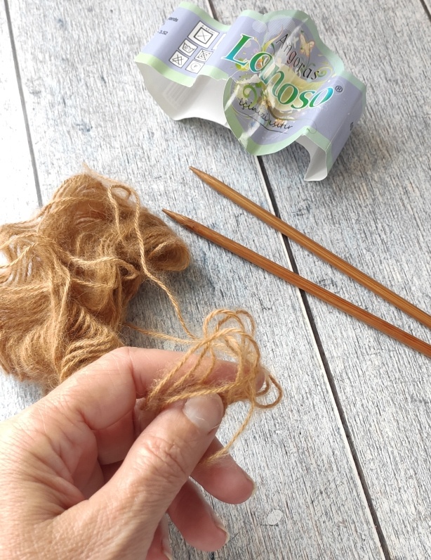 Мохеровая пряжа. Фото автора канала "Хобби (вязание спицами) и другие развлечения".