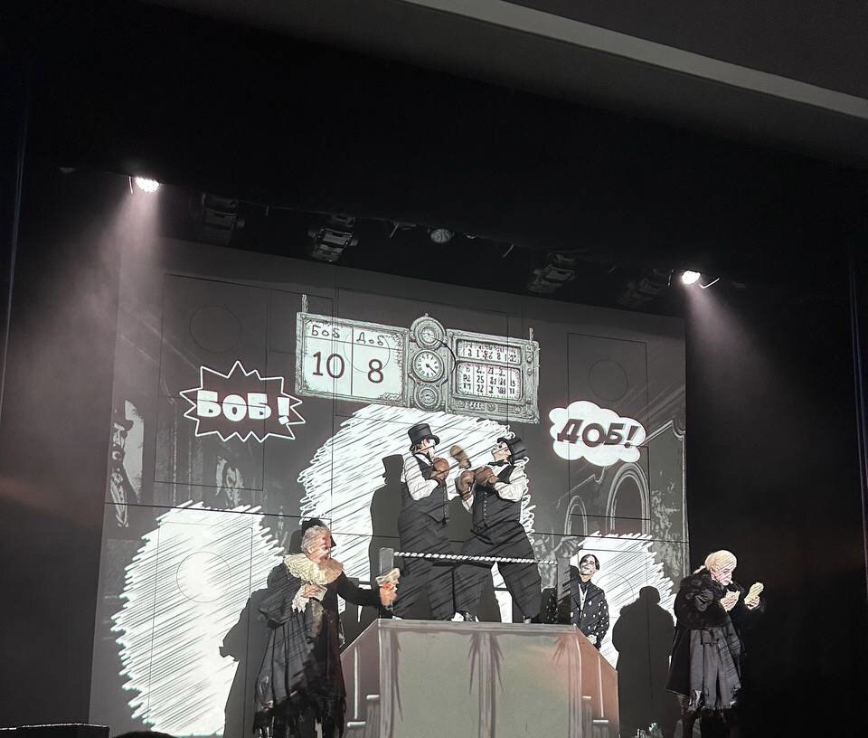 Сцена из спектакля «Ревизор: комедия в стихах». Губернский театр. Фото автора.