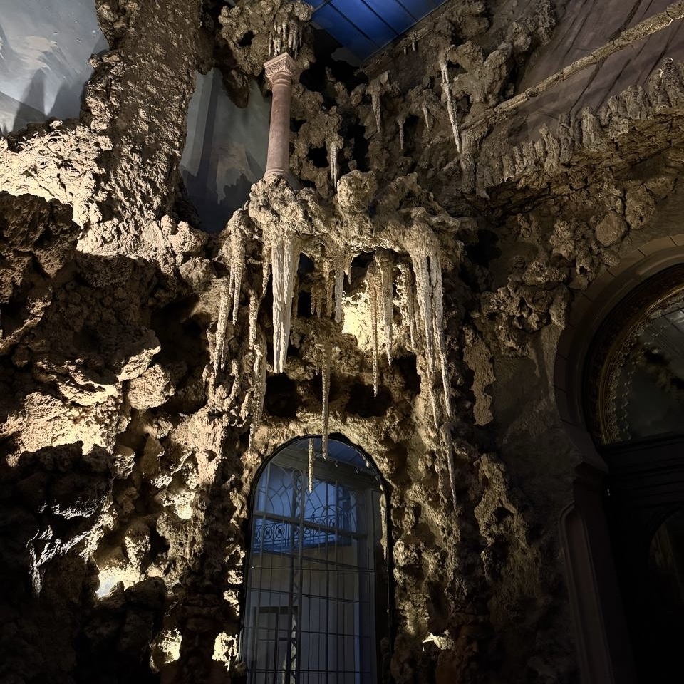 Грот в театре