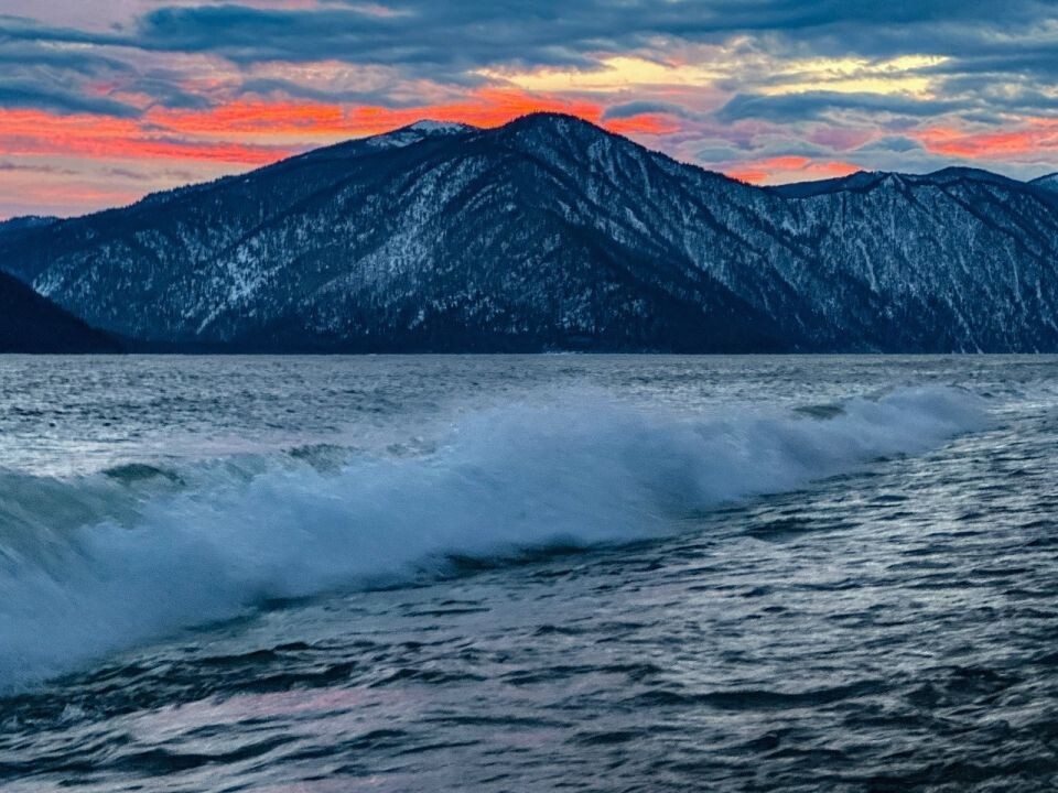    Осенний закат на Телецком озере. Источник: Роман и Татьяна Воробьевы / Алтайский заповедник