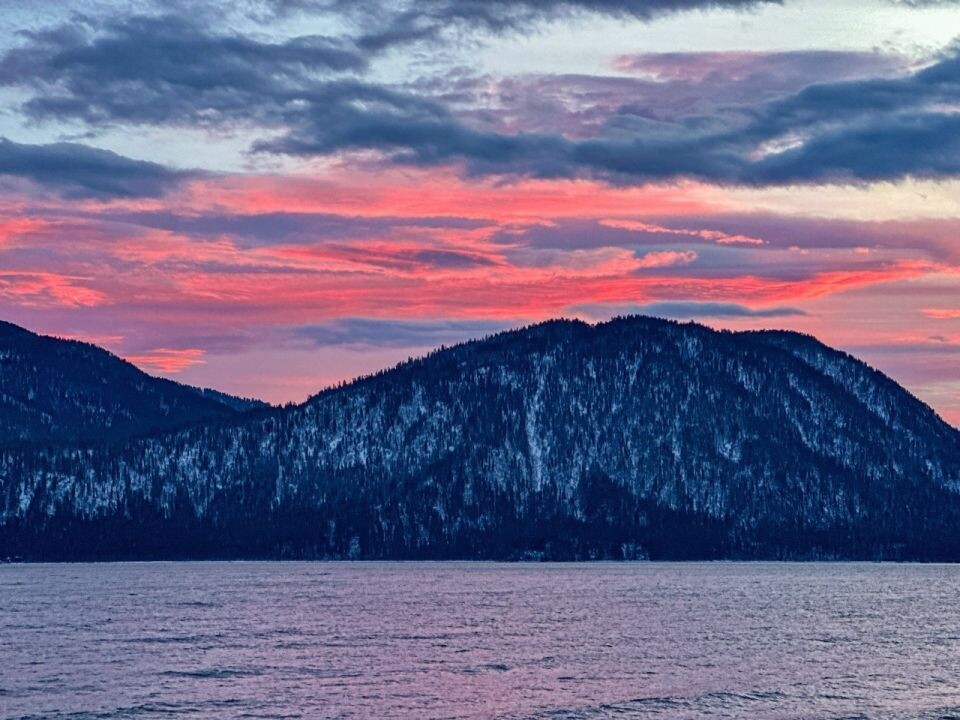    Осенний закат на Телецком озере. Источник: Роман и Татьяна Воробьевы / Алтайский заповедник