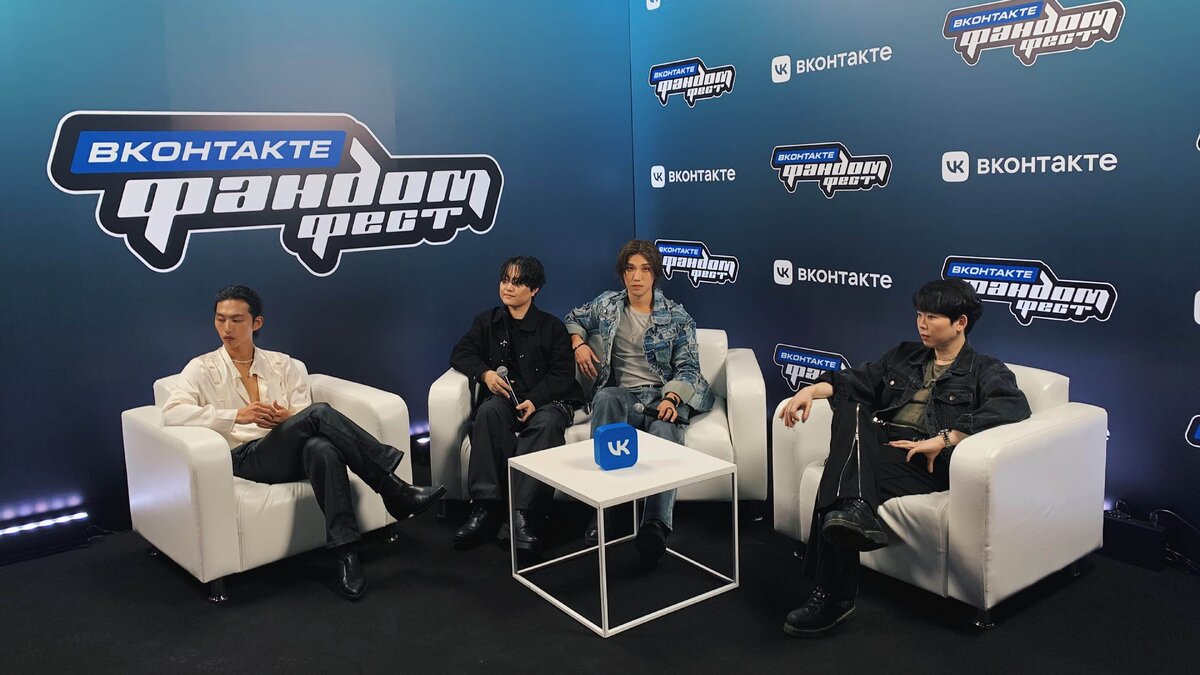    Слева направо: Star (Ким Ханбёль), Leest (Ви Ынсон), Gun (Ли Хёнгон) и Wee (Ли Сынхун)