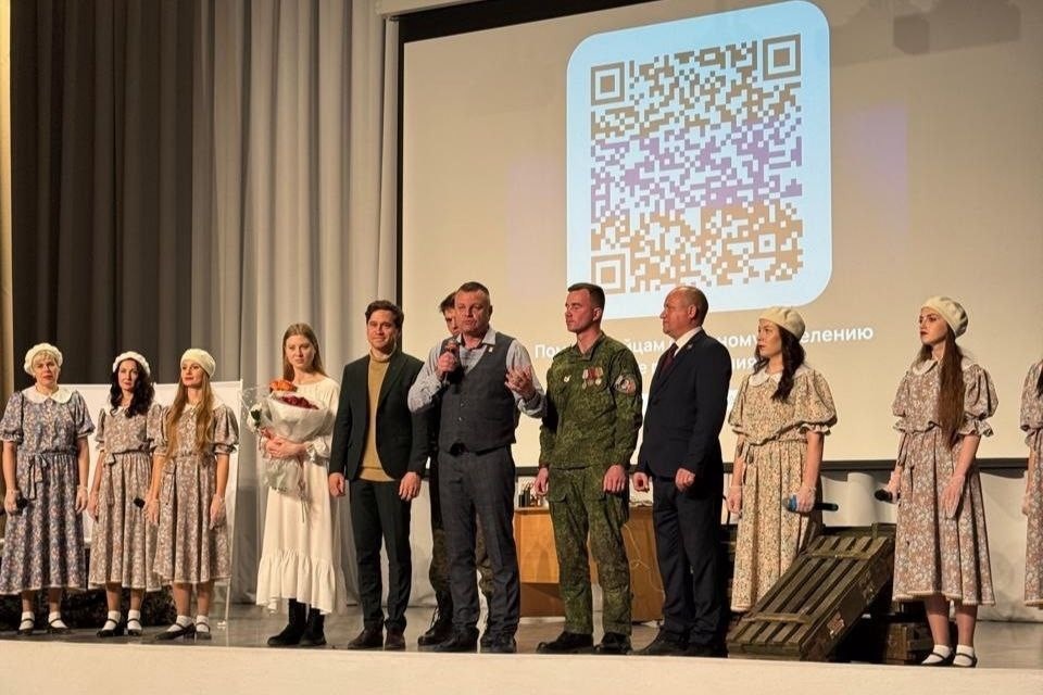    Спектакль состоялся благодаря помощи Алексея Белкина (в центре) и его команды.