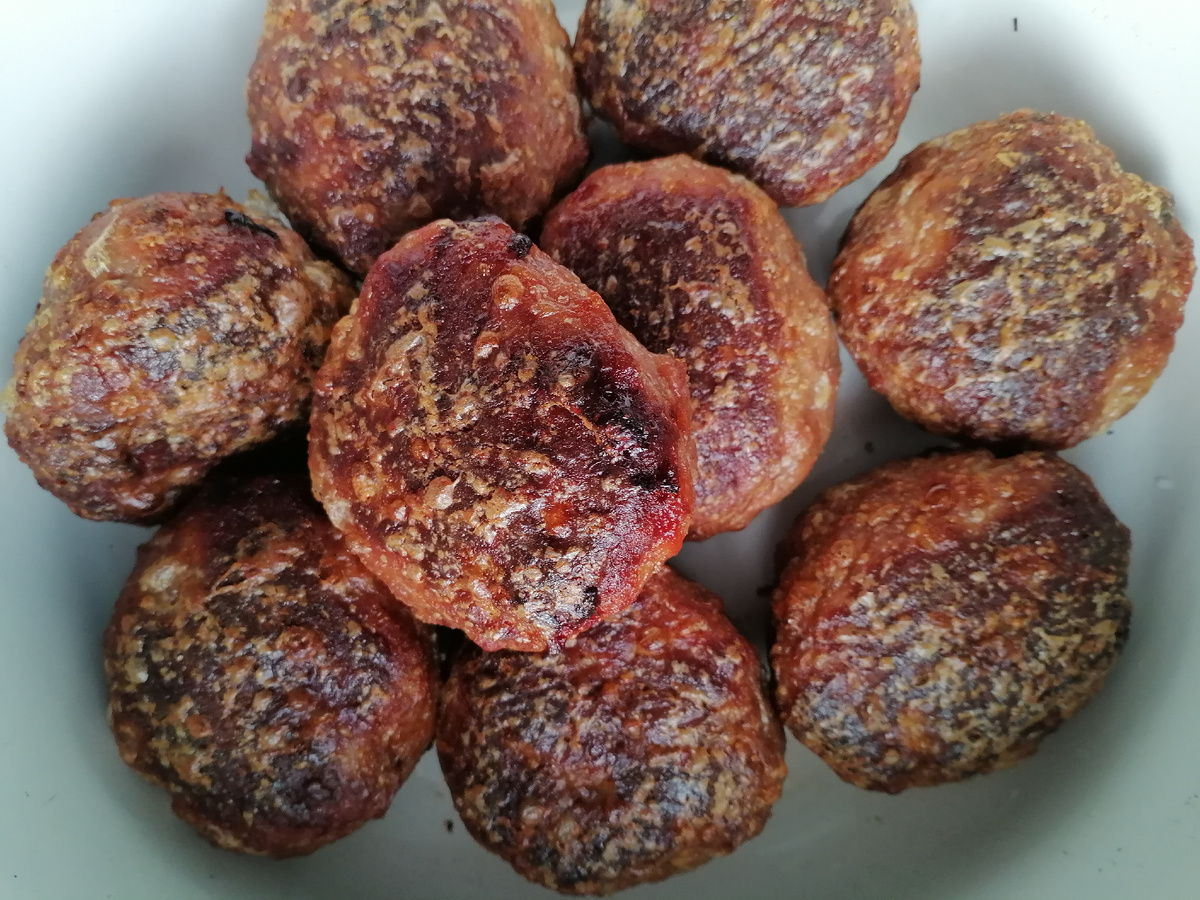 Фото 1. Котлетный релакс)) Эти котлеты вообще не из лосятины и готовила их не я)) Готовил мой муж исключительно в духовке, не обжаривая предварительно, сверху смазал горчицей, чтобы были с корочкой, фарш «Домашний» магазинный
