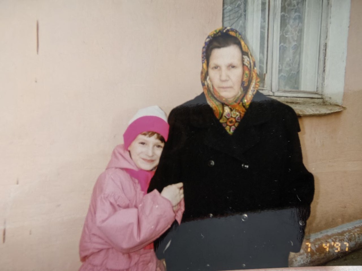 А вот и я с бабушкой в этом пальто.