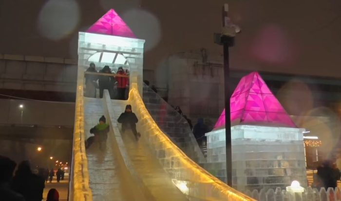 Кадр видео из группы «Ледовый городок на Михайловской набережной» с соцсетях.