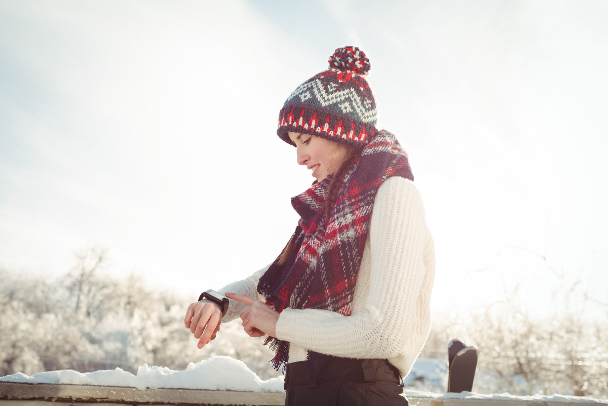 Источник изображения: freepik.com/free-photo/woman-winter-wear-checking-her-smartwatch_10748768.htm