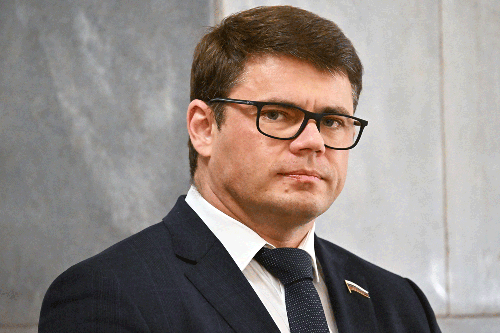 Глава комитета Госдумы по информполитике Сергей Боярский. Вобще я думал это Гаррик Бульдог Харламов стал депутатом. И шутки у него такие-же не смешные.