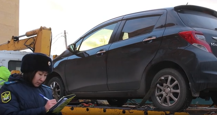 Когда сопротивление было сломлено, автомобиль погрузили и увезли / Скриншот кадра видео УФССП России по Забайкальскому краю