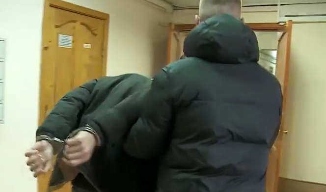     В Санкт-Петербурге задержали курьера мошенников из Красноярска