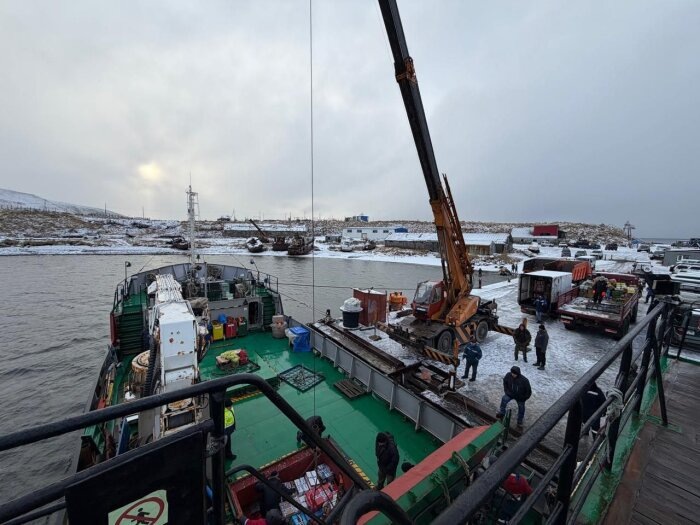 Разгрузка теплохода на пирсе села Никольское / Фото: телеграм-канал администрации Алеутского муниципального округа