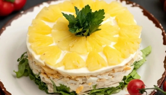 Нежный салат Домашний«Император» с куриной грудкой и ананасом