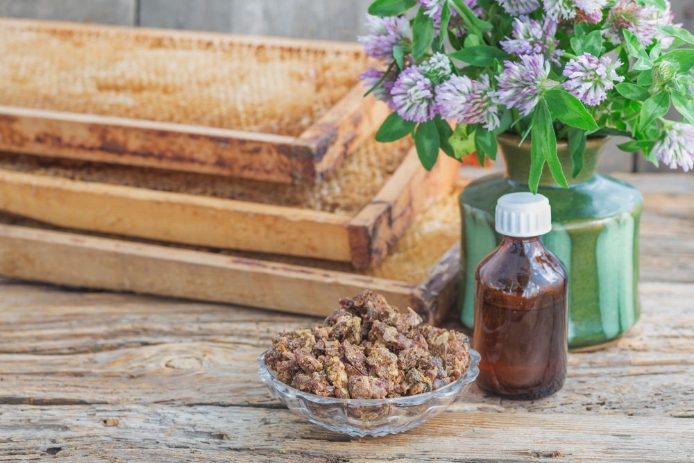 Натуральный прополис темно-коричневого цвета