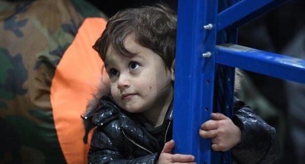 На Урале обнаружили пять тысяч проживающих незаконно детей мигрантов. Как так вышло?