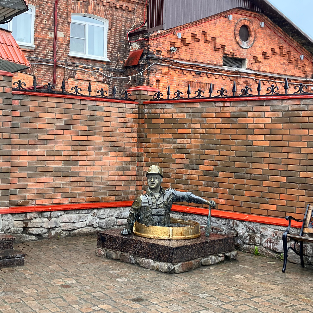 Памятник водопроводчику 