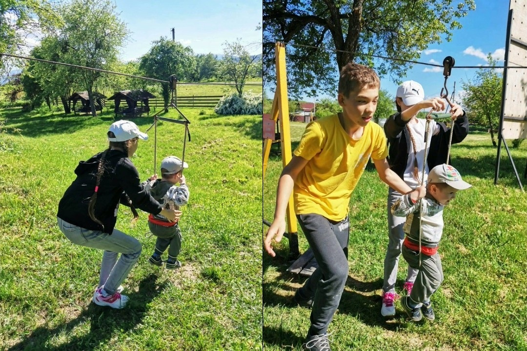 "Канатная дорога" была сделана для транспортировку грузов. Катались все! Но когда едет Младший, [справа] Старший бежит рядом для страховки. (Никто не указывал.)