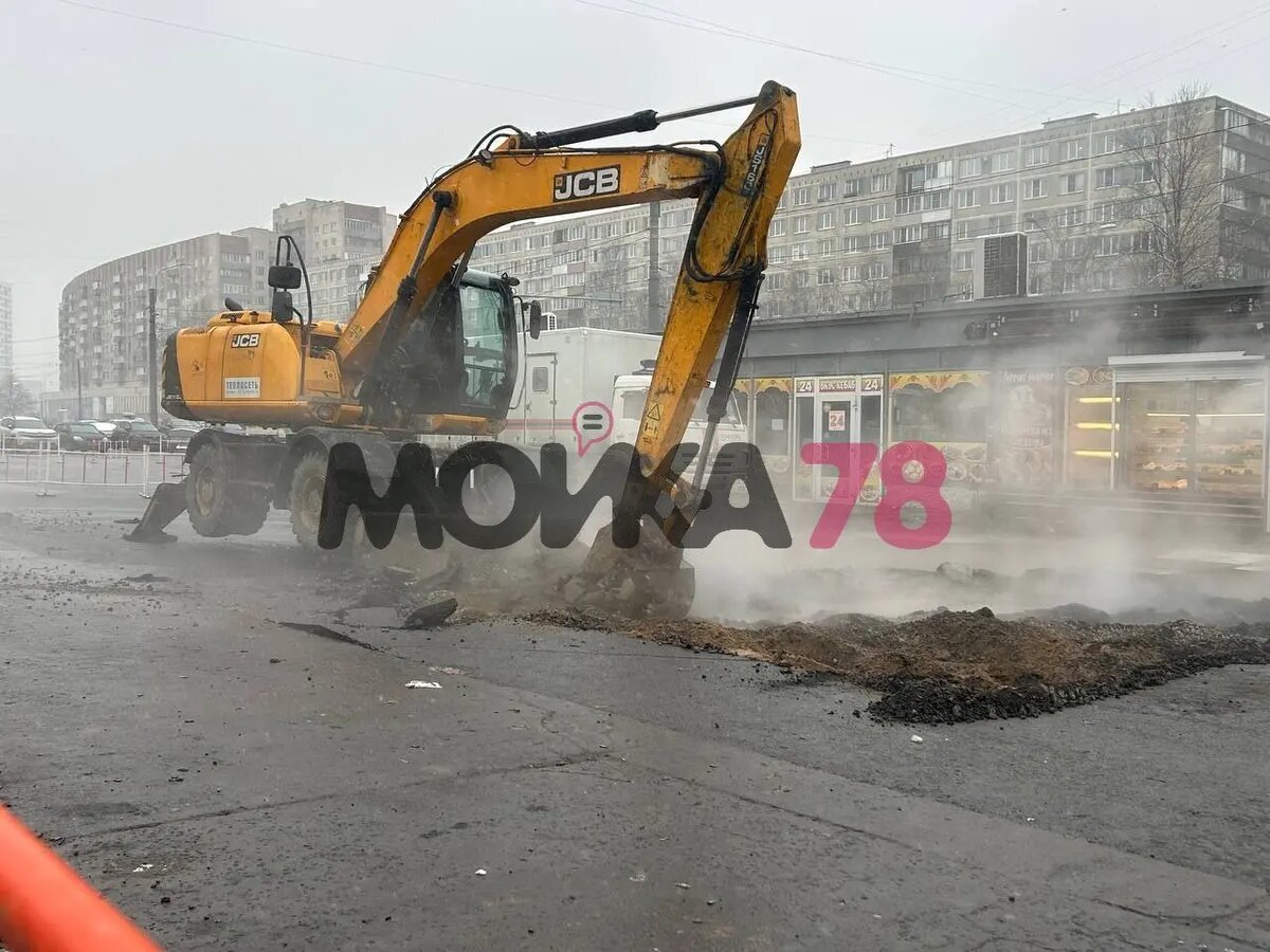    Обстановка на месте прорыва трубы у дома 24/1 по проспекту Большевиков, 26 ноября. Фото: Мойка78