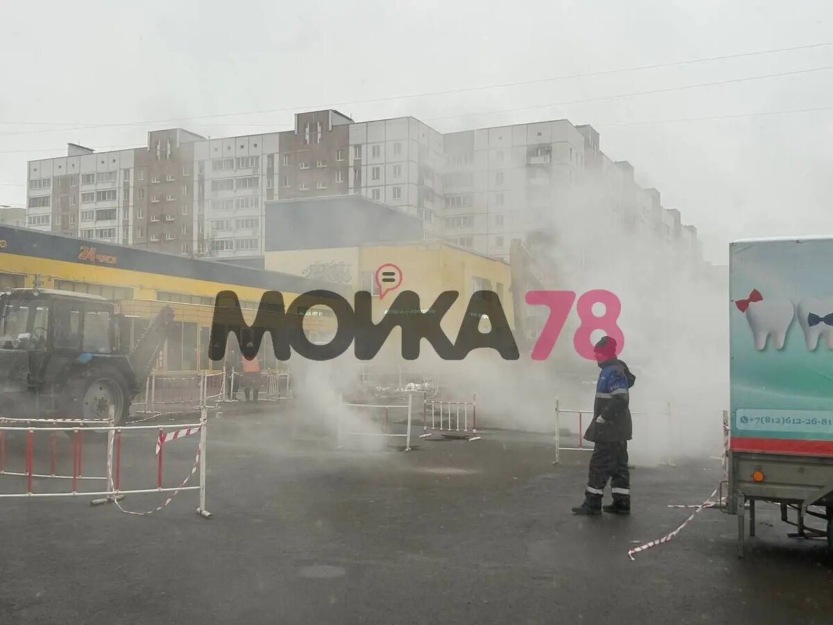    Обстановка на месте прорыва трубы у дома 24/1 по проспекту Большевиков, 26 ноября. Фото: Мойка78