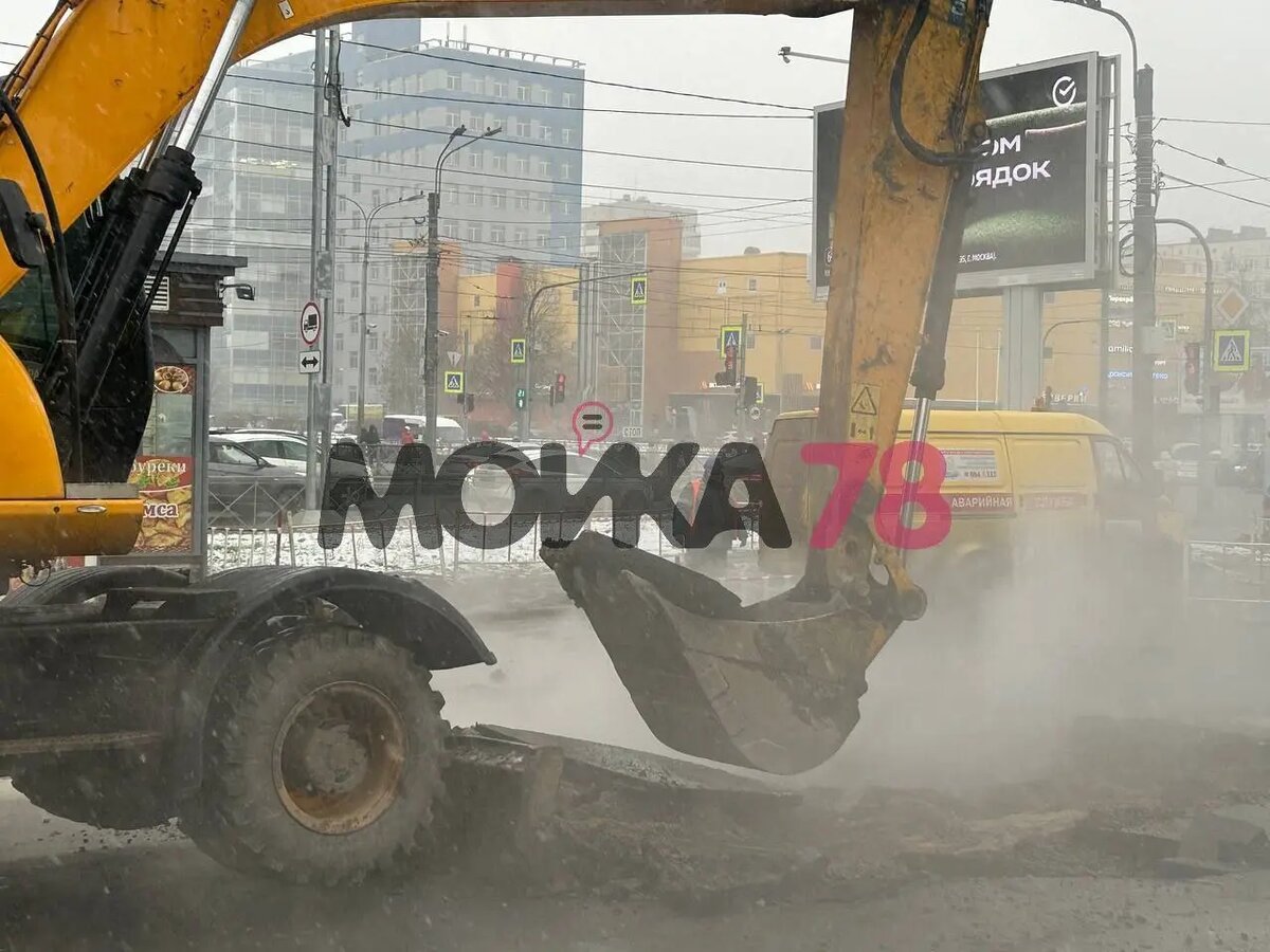    Обстановка на месте прорыва трубы у дома 24/1 по проспекту Большевиков, 26 ноября. Фото: Мойка78