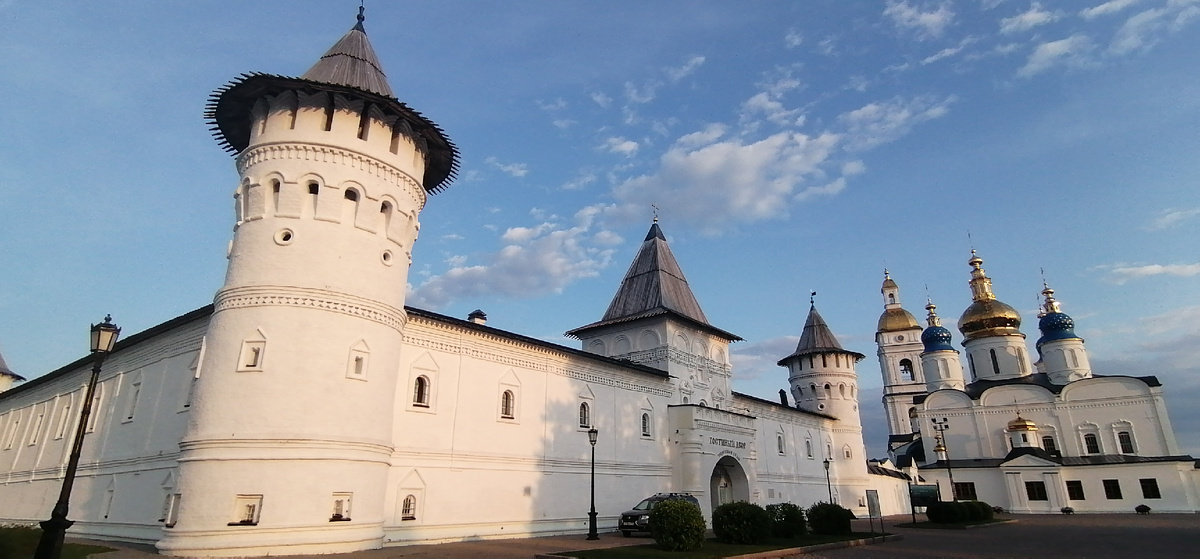 Тобольский Кремль: Гостиный двор и Софийско-Успенский собор (Фото: Nixe (Bearna Team))