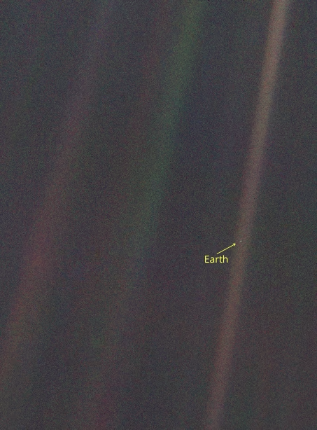 Земля - бледно голубая точка. Источник: https://scienceclock.com/voyager-1-is-about-to-reach-one-light-day-from-earth/