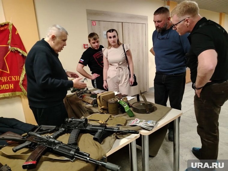    Перед началом спектакля в стенах школы прошла военно-патриотическая выставка