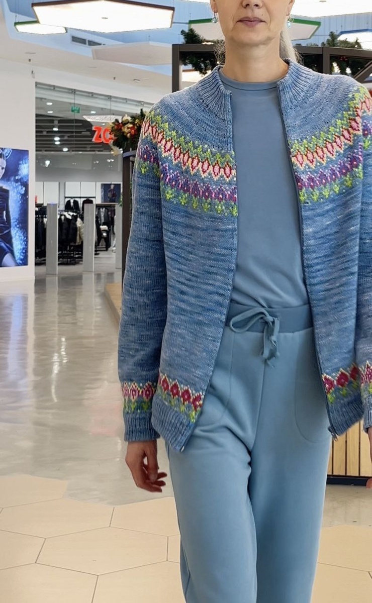 Базовый гардероб на мне полностью выполнен мной лично из натуральных материалов. Брюки и футболка сшиты из 100% хлопка, кардиган связан вручную из 100% шерсти, кашемир+меринос