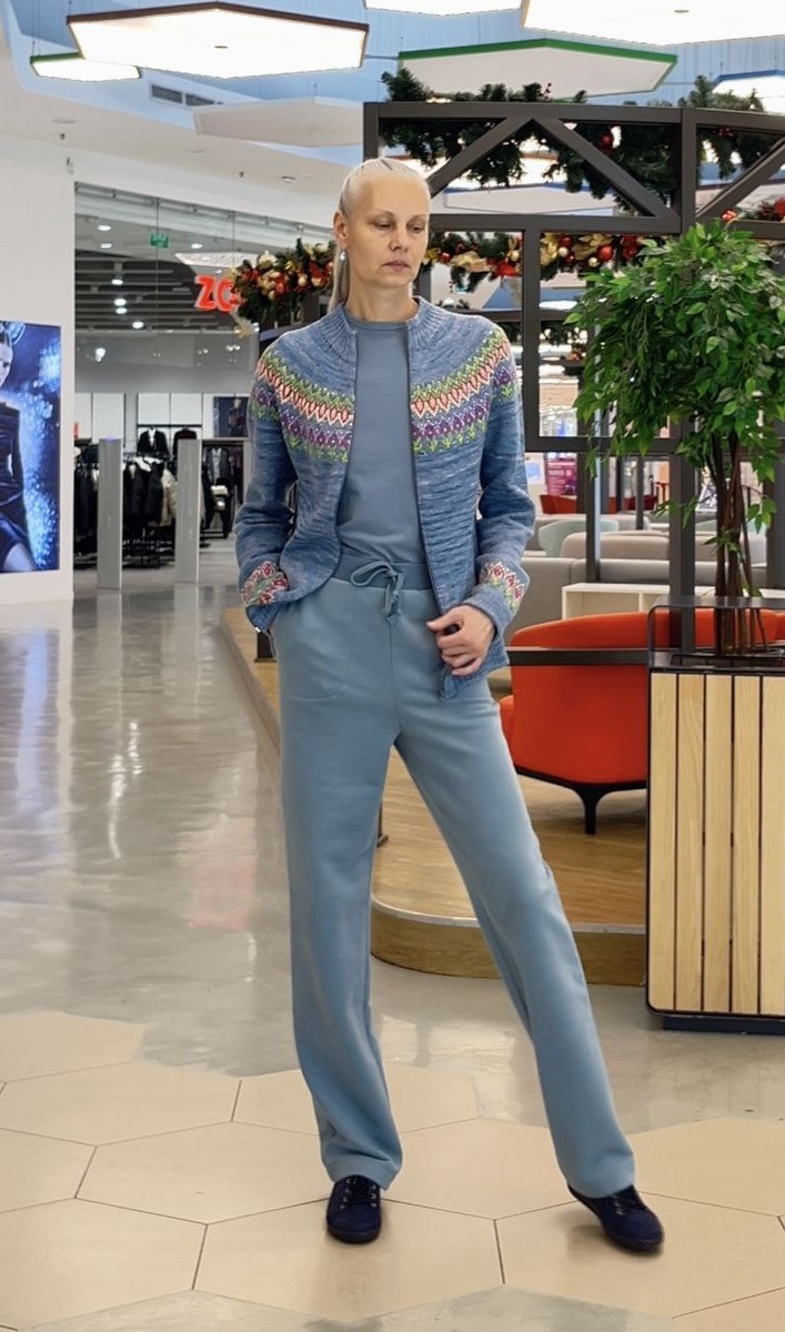 У меня нестандартная фигура, на таких не шьют на фабриках! Но если вы маленького роста, полненькая или, например, у вас большая грудь, то вы не похожи на меня фигурой, но очень похожи проблемами - на нестандартную фигуру сложно подобрать одежду и мы больше всех страдаем от привычного повседневного неудобства. 