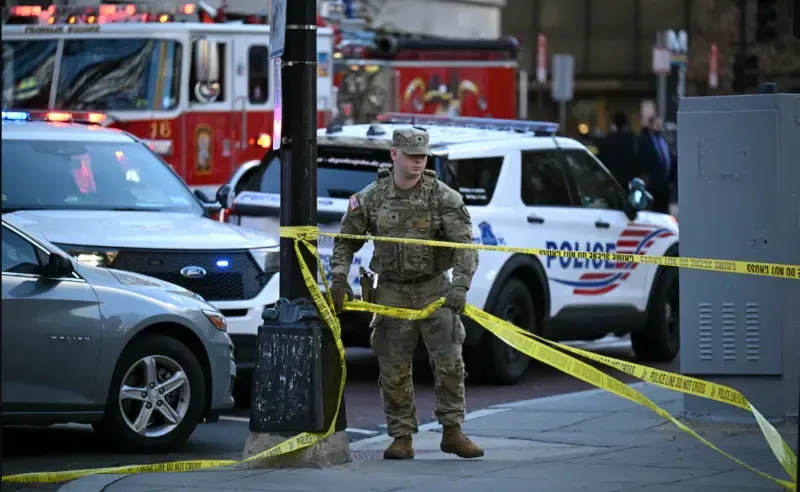 Двое нацгвардейцев убиты, стрелявший задержан
Фото:
DREW ANGERER/AFP