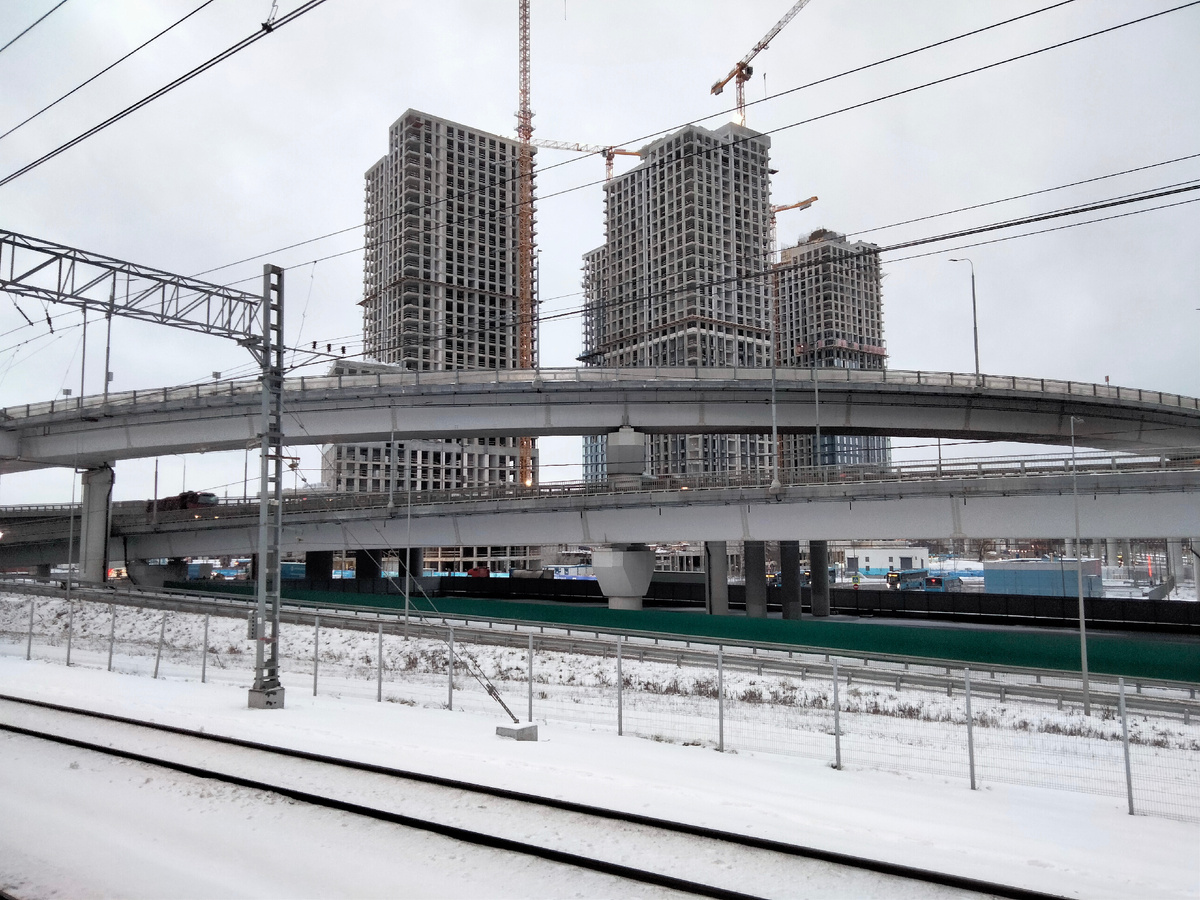 Вид с платформы МЦК "Ростокино" на строящийся ЖК "Мираполис"