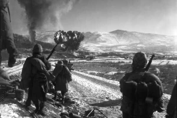 Американские палубные истребители «Корсар» сбрасывают напалм на китайские позиции в декабре 1950 года / U.S. military or Department of Defense  