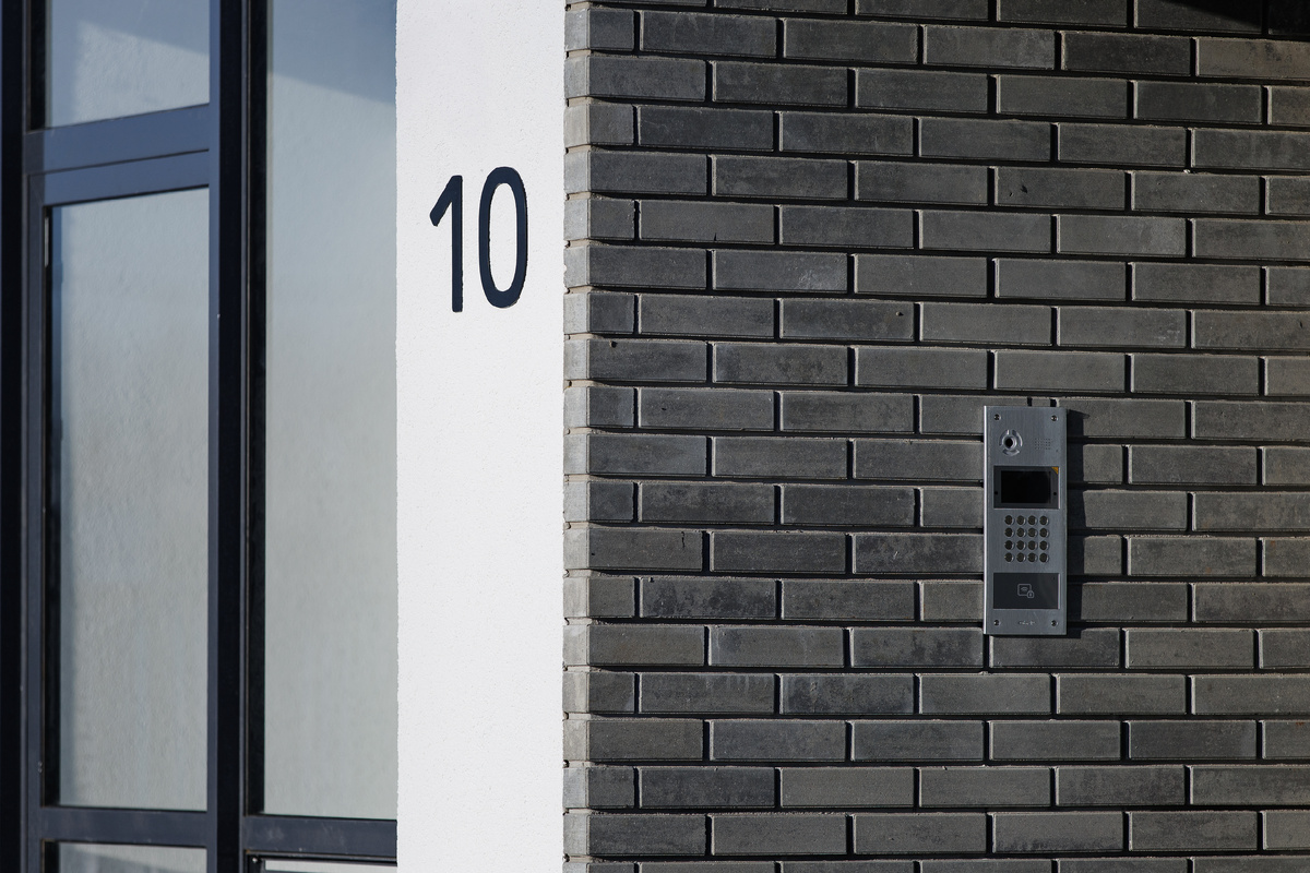 Для защиты входных групп лучше применить антивандальные материалы — такие как кирпич