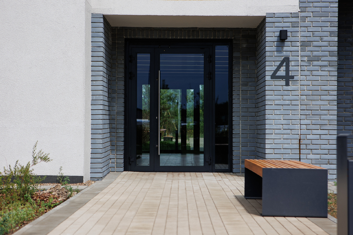 Входная группа в жилом комплексе: облицовка кирпичом Поревит