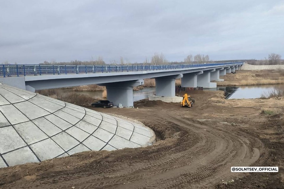    Мост через Илек располагается у села Тамар-Уткуль, на восьмом километре автомобильной дороги Соль-Илецк – Первомайское. Фото: ТГ-канал Евгения Солнцева