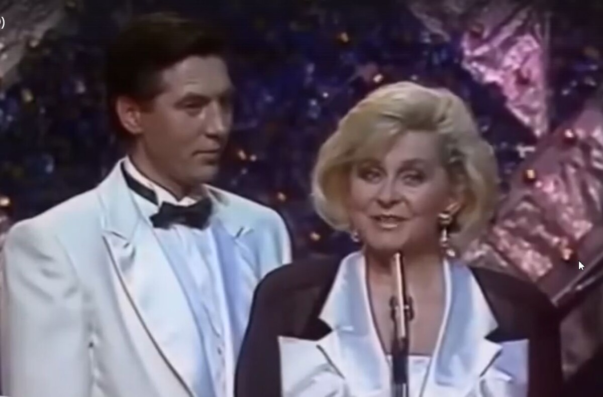 Ведущие "Песни-90" Евгений Меньшов и Ангелина Вовк. Стоп-кадр финального концерта.