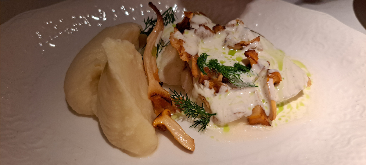 Филе балтийского судака с лисичками и пюре из цветной капусты и картофеля за 895 руб.