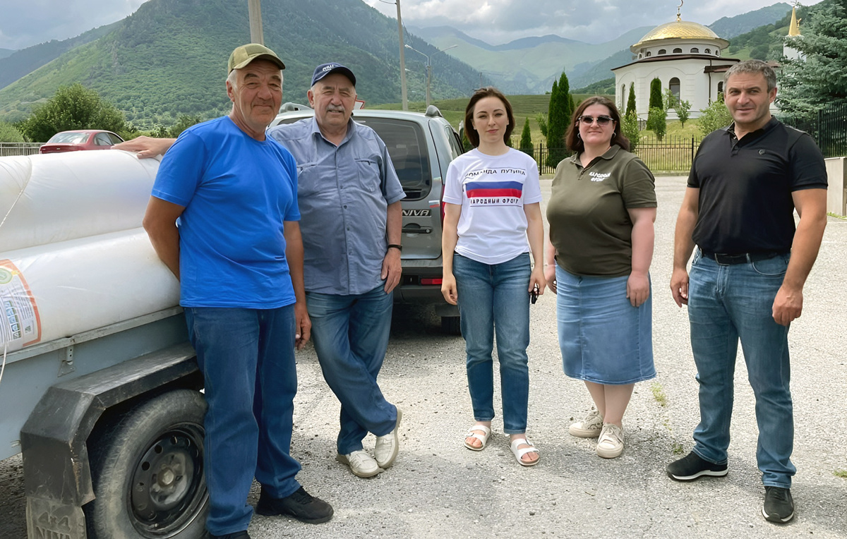 Магомед Узденов (второй слева) с коллегами по Народному фронту
