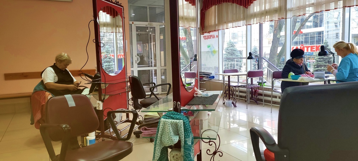 В салоне людей мало, и это здорово