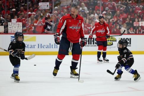 Александр Овечкин со своими детьми

© Patrick Smith/ Getty Images