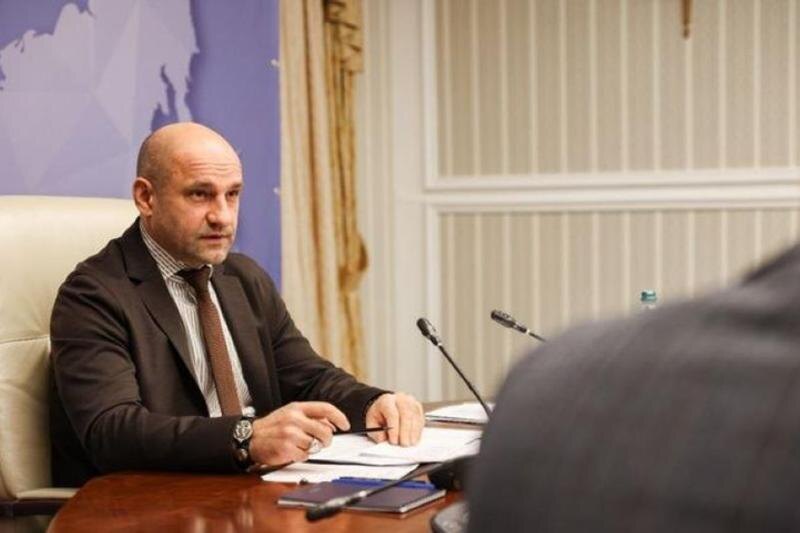    Uralfo.gov.ru / Полпред президента РФ в УрФО Артем Жога за столом