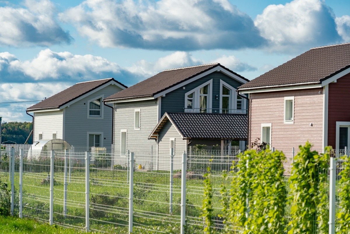 Коттеджный эко-поселок Алапурские Леса в Ленинградской области, кровля - ЦПЧ Kriastak