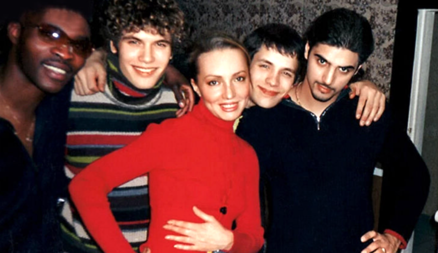 на фото Елена Венгржиновская и группа "Корни"