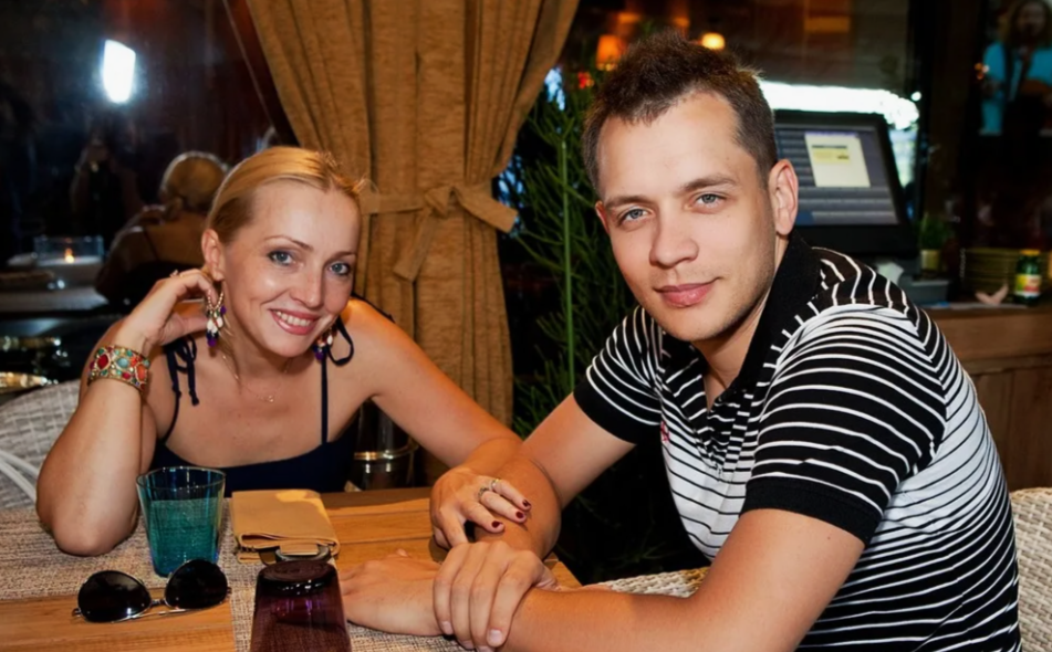 на фото Елена Венгржиновская и Александр Асташенок 