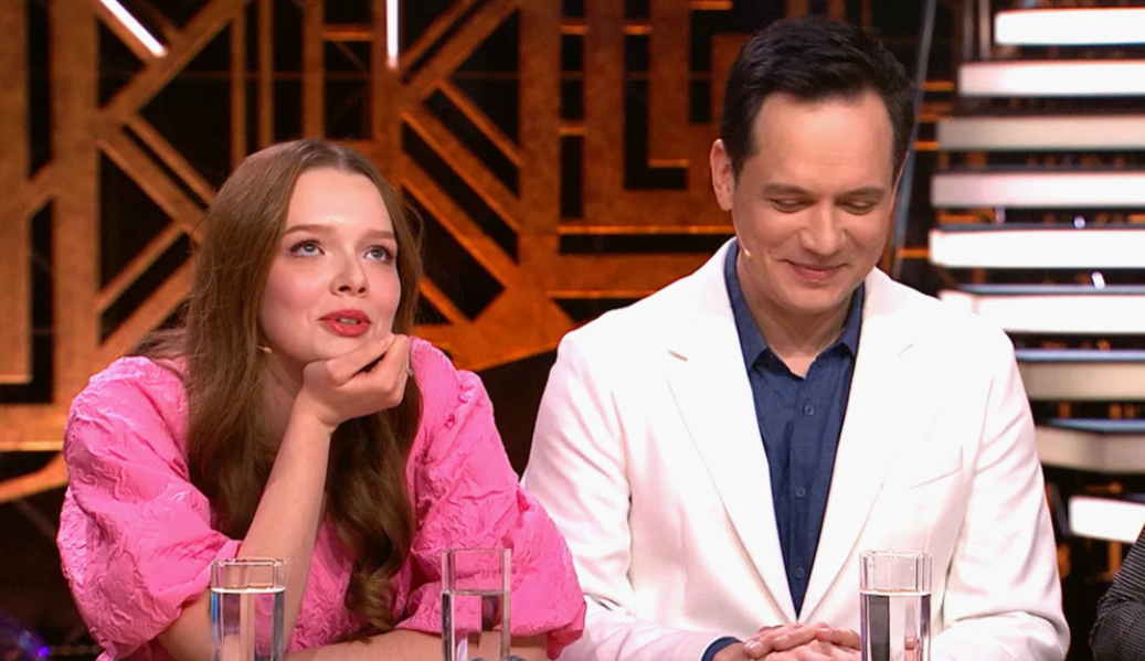 на фото Александр Асташенок с дочерью 