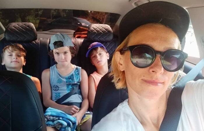 Мария Болтнева со своими сыновьями-тройняшками. Фото: соцсети